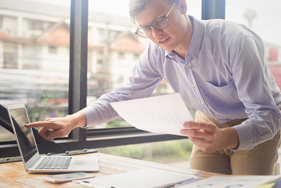 man-looking-at-laptop-sustainable-printing